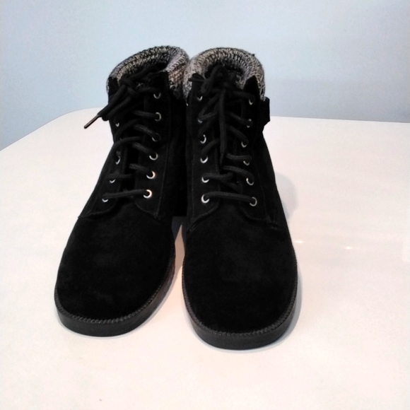 NWOT Ladies Vintage Rugged Outback Suede boots - Picture 3 of 9